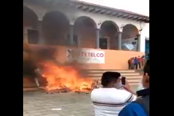 Habitantes de Xiutetelco queman mobiliario de la alcaldía en demanda de obras públicas