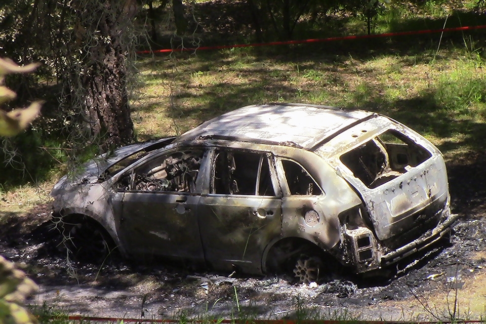 Calcinan a dos hombres en auto abandonado en Santa Rita Tlahuapan