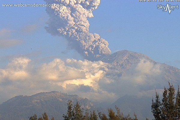 Popocatépetl emitió columna de ceniza superior a 2 kilómetros