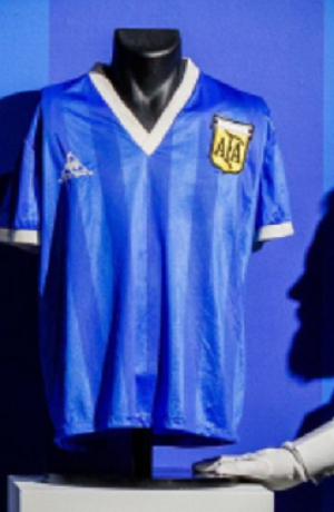 Subastan jersey de La Mano de Dios de Maradona en 8.4 mde
