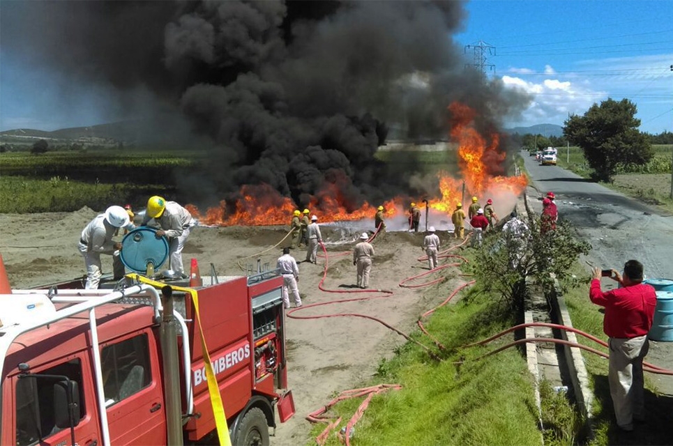FOTOS: Suma casi 24 horas incendio en toma clandestina de Cuesta Blanca