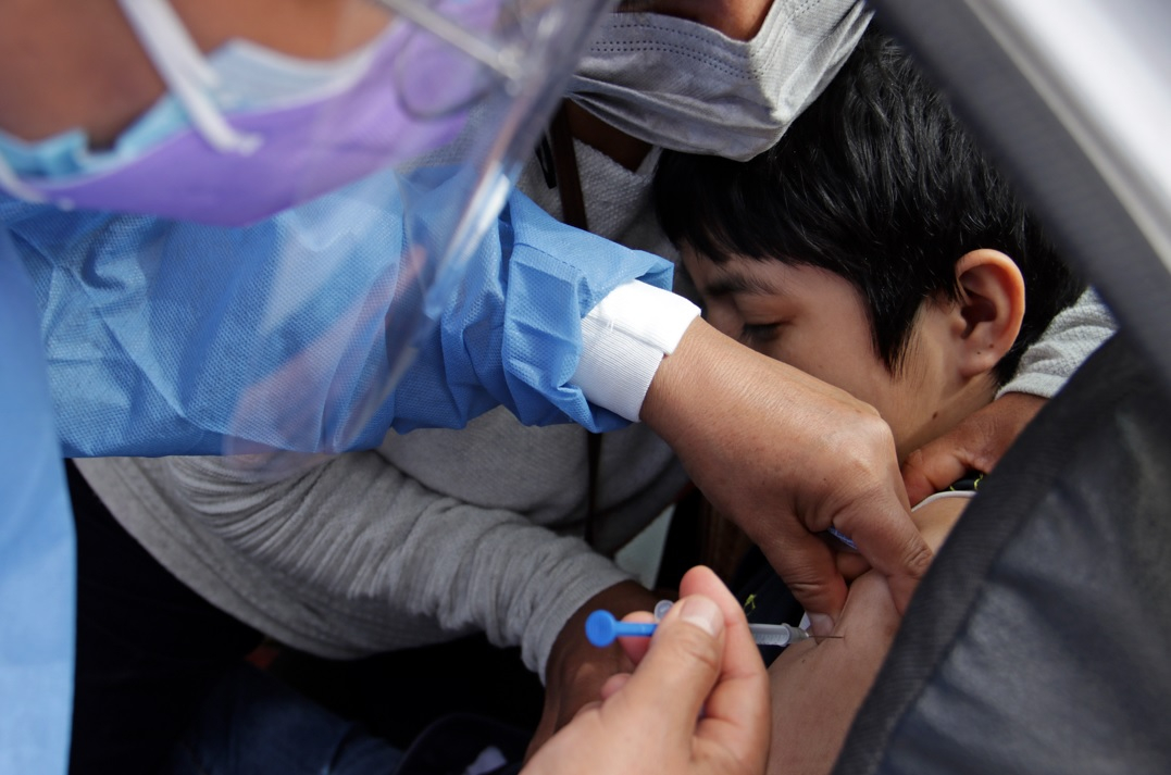 Pfizer asegura que su vacuna COVID sirve a niños de 5 a 11 años