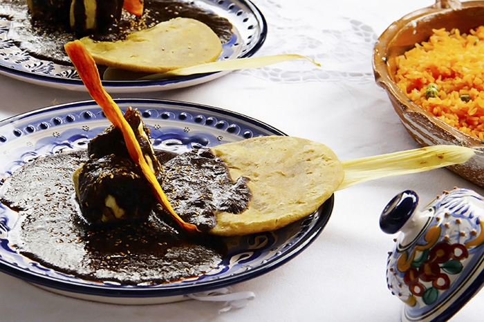 El mole poblano se merece una comida en su honor