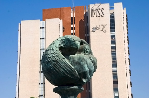 Mujer aborta en la calle porque IMSS le negó atención médica