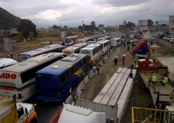 Reabren autopista México-Puebla tras bloqueo por secuestros de niños