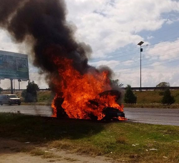 Se incendia camioneta en el Periférico Ecológico; no hay lesionados