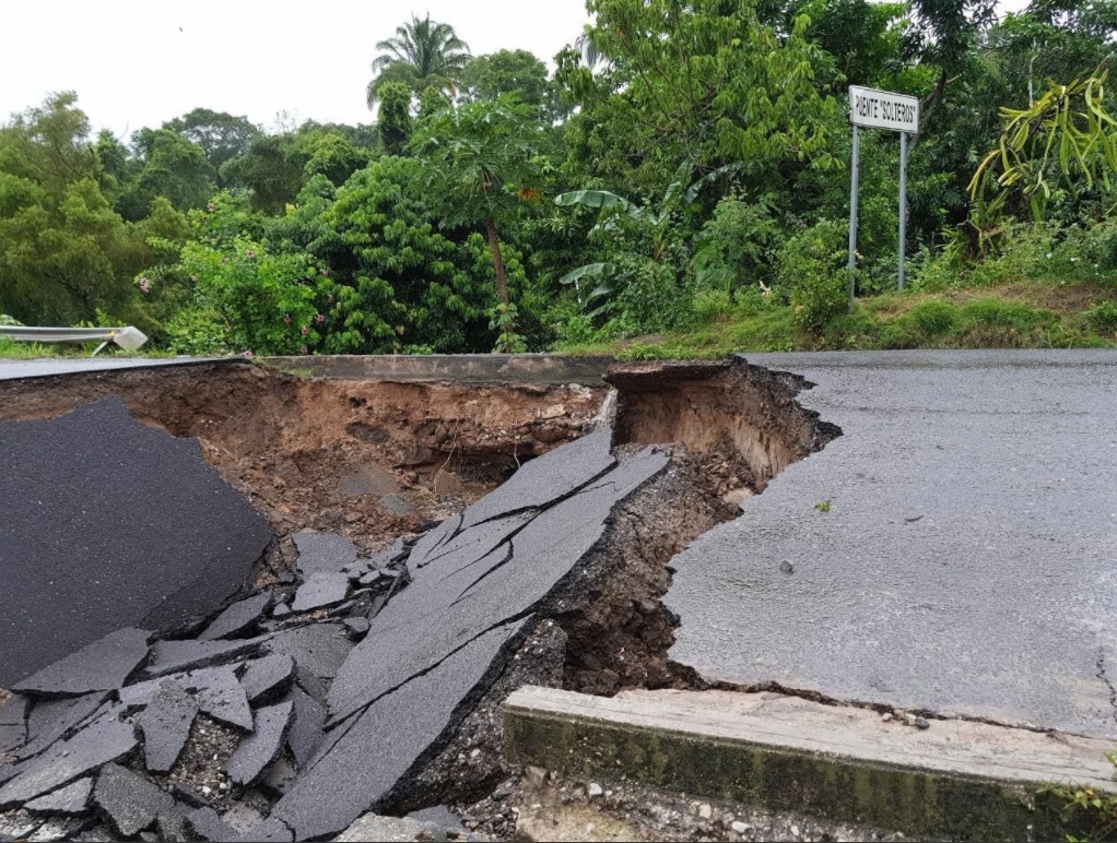 “Katia” provoca socavones y deslaves en carreteras de la Sierra Norte de Puebla