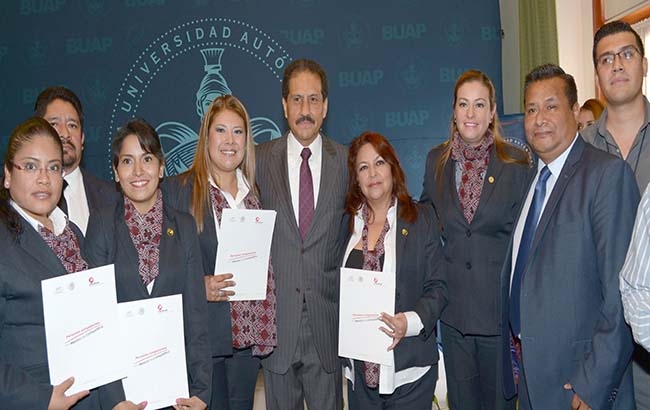 BUAP entrega certificados de competencias laborales a trabajadores administrativos