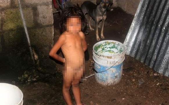 Padres abandonan a su hija desnuda y bajo la lluvia en Tabasco