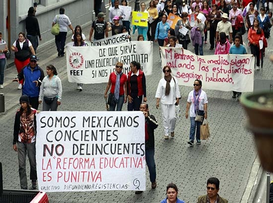 Maestros de Puebla marchan contra reforma educativa