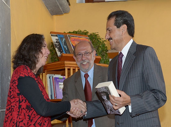 Marcela Lagarde dona acervo bibliohemerográfico a la BUAP