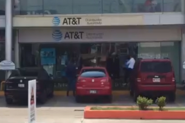 Cacos se llevaron más de 300 mil pesos de AT&T de la colonia López Mateos