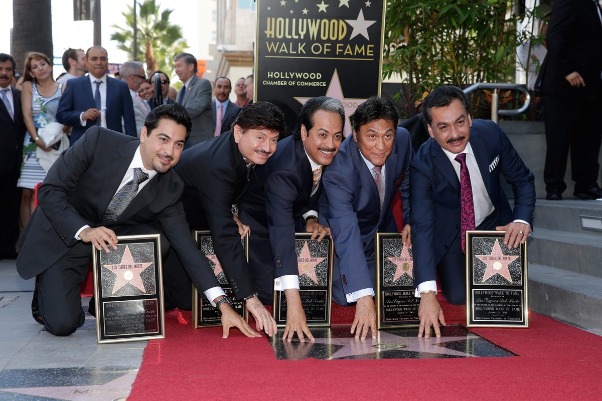 Los Tigres del Norte estrenaron estrella en el Paseo de la Fama
