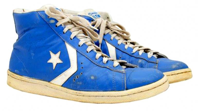 Michael Jordan, subastan tenis que utilizó en la universidad