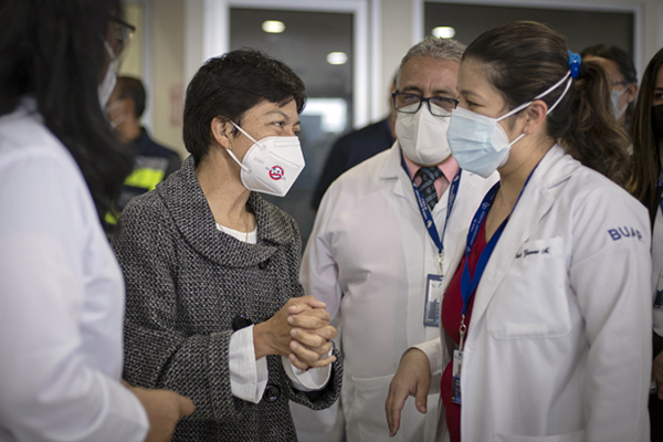 Rectora de la BUAP reconoce a los médicos en su día