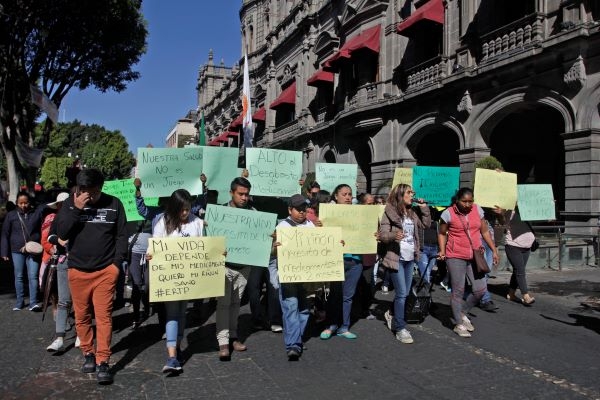 Enfermos renales protestan por desabasto en el IMSS Puebla