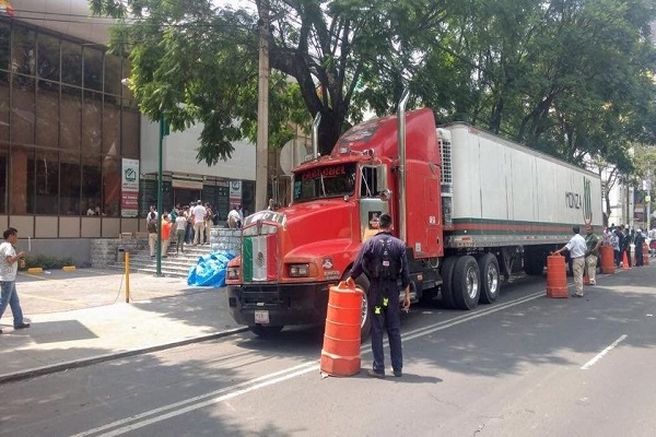 Localizan tráiler con víveres que fue robado en la autopista México-Puebla