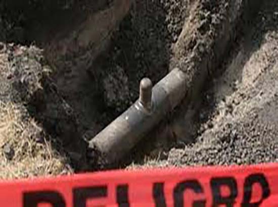 Pemex controla derrame de gasolina por toma clandestina en Amozoc, Puebla