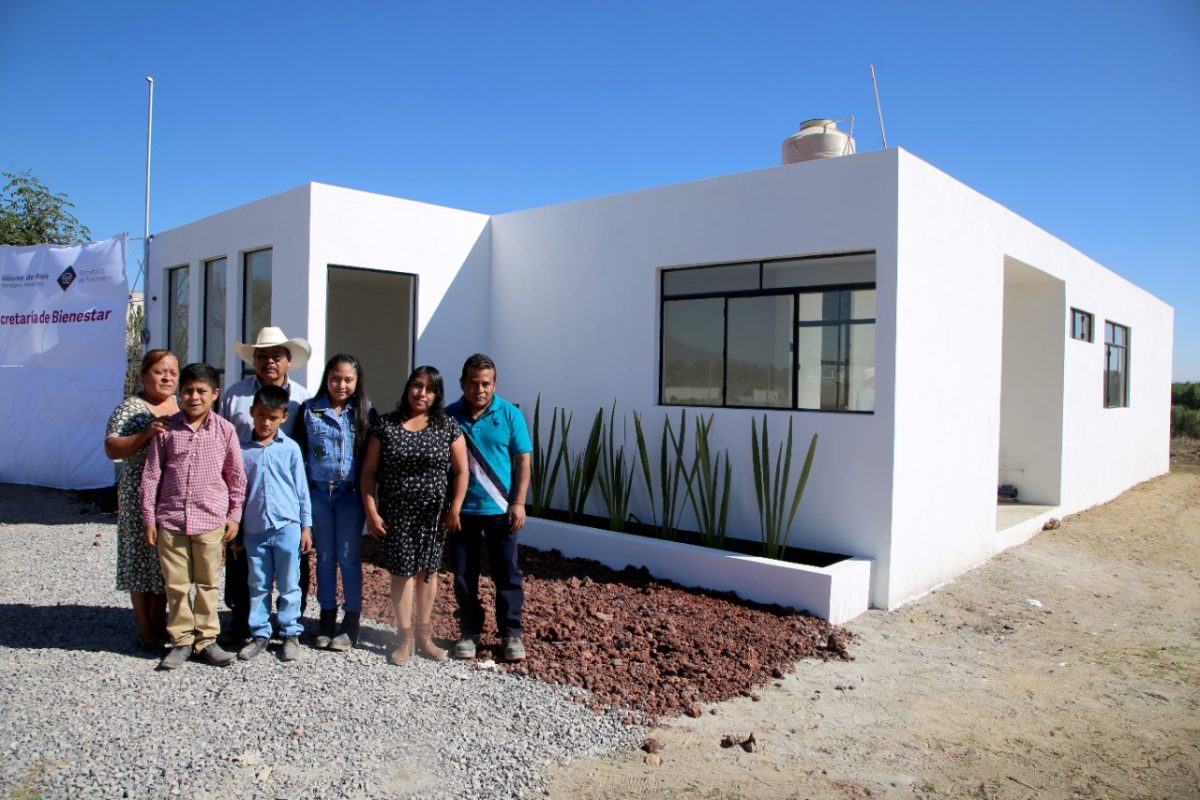 Entregan casa nueva a familia damnificada por socavón de Juan C. Bonilla