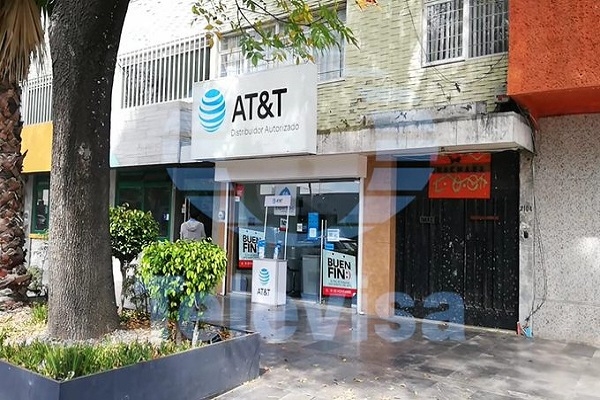 Robaron celulares y dinero en efectivo en AT&T de la Avenida Juárez