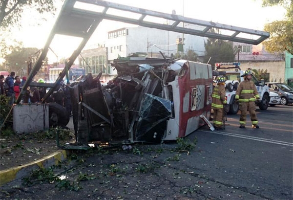 Chofer jugaba a las carreras y vuelca microbús en DF; 11 heridos