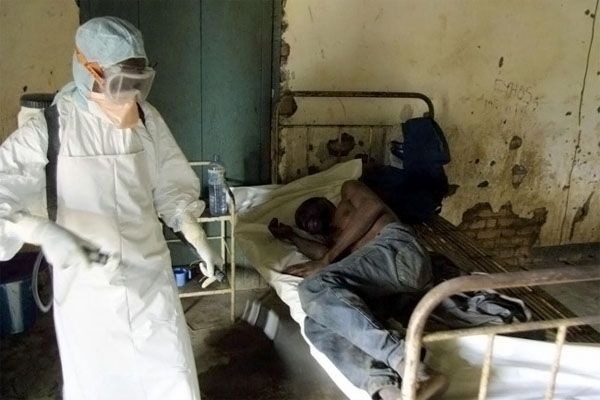 Agresivo brote de ébola deja ya 672 muertos en África: OMS