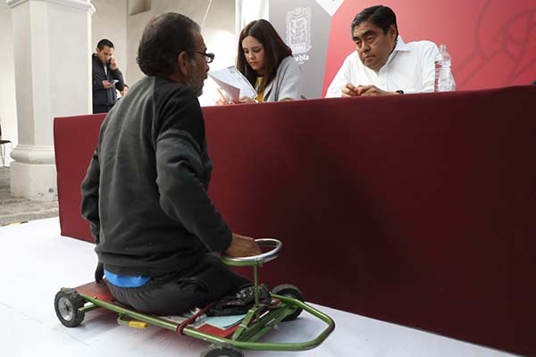 El gobernador Miguel Barbosa “echa la mano” a poblanos en la Jornada de Atención Ciudadana