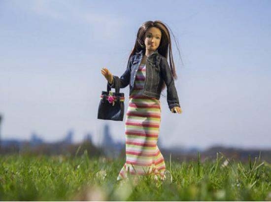 Lanzan Lammily, la “anti-Barbie” con granos y celulitis
