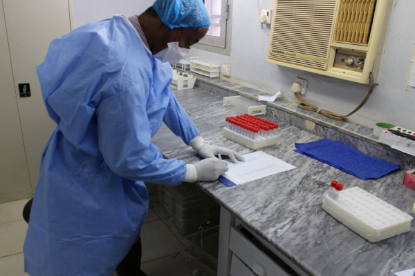 Advierten “riesgo biológico” por ocupación de laboratorio en Sudán con muestras de enfermedades graves