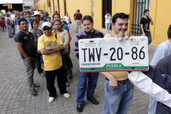 Puebla: Miles inician canje gratuito de placas