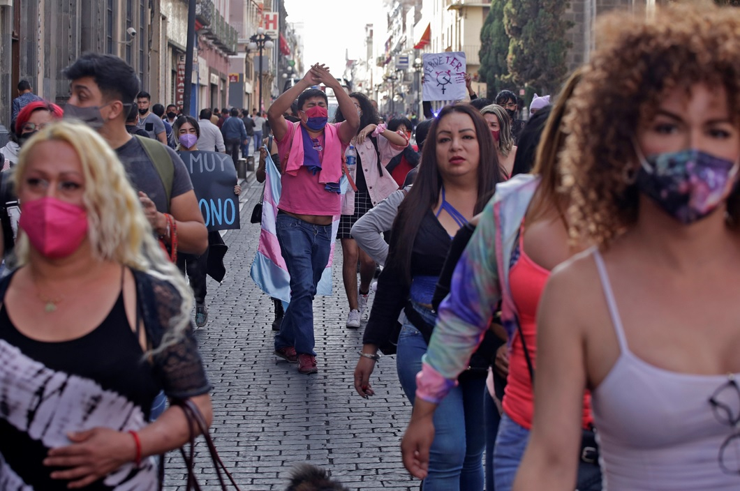 Marcha comunidad trans de Puebla contra la violencia y la discriminación