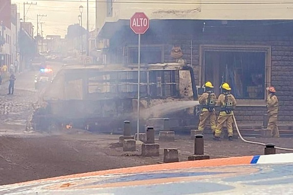Microbús de la Ruta 33 se incendió en calles del barrio de El Alto