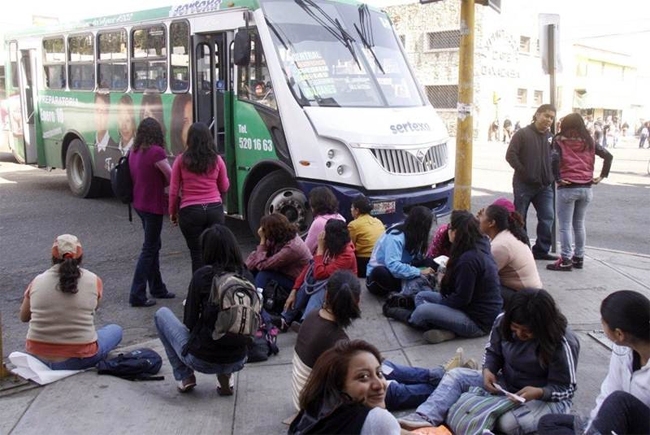 Normalistas toman autobuses y cierran calles en Oaxaca tras desalojo