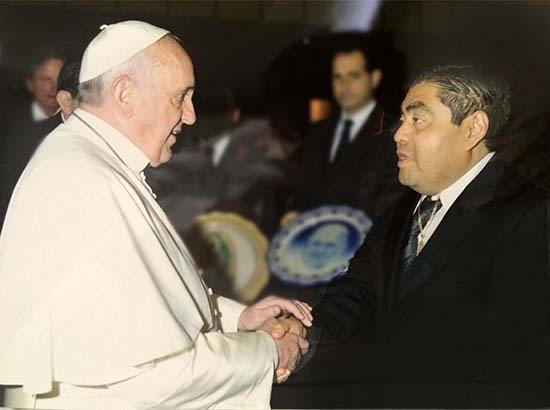 Miguel Barbosa visita al Papa en reunión privada