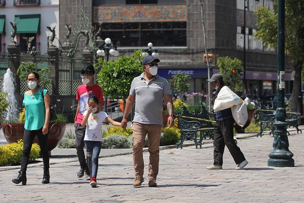 FOTOS: Poblanos acuden al zócalo tras retiro de rejas para reducir movilidad