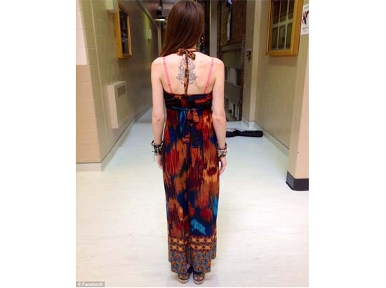 Suspenden a estudiante por usar vestido “demasiado provocativo”
