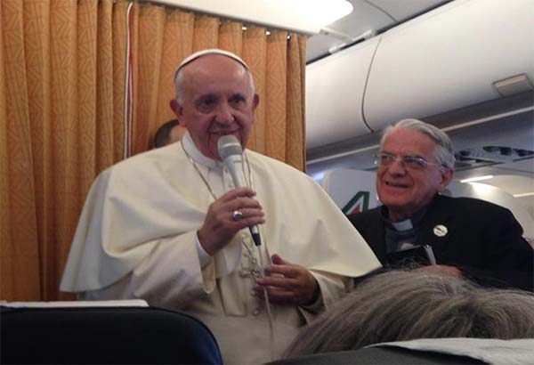 Iglesia debe una disculpa a gays por marginarlos: papa Francisco