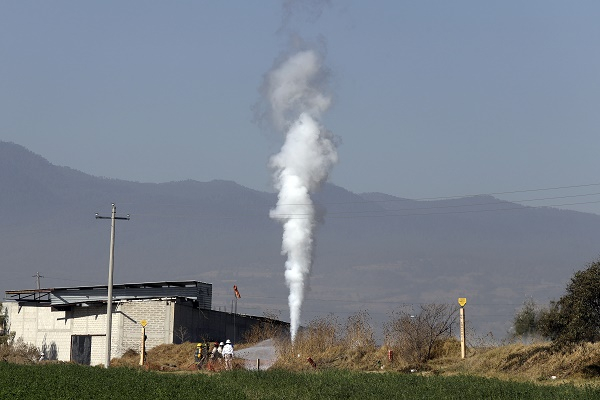 FOTOS: Columna de gas alcanza 25 metros de altura por fuga en ducto de Texmelucan