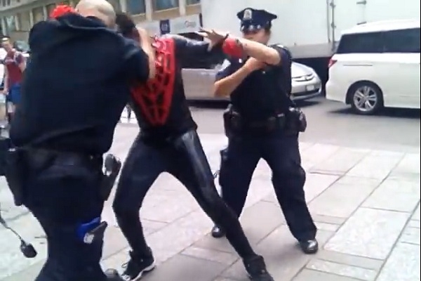 Spiderman se lió a golpes con policías de NY, lo llevan a la cárcel