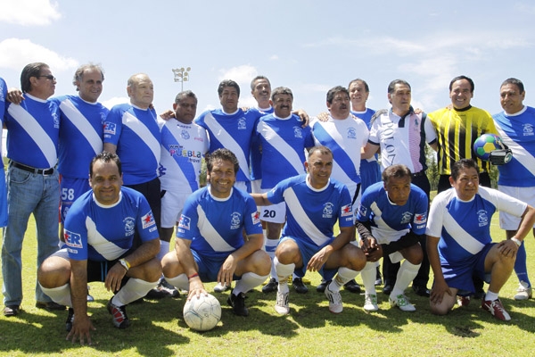 Ex campeones del Puebla de La Franja sostienen partido amistoso