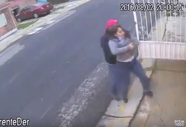 VIDEO: Así robaron a una mujer el auto en la puerta de su casa en Edomex