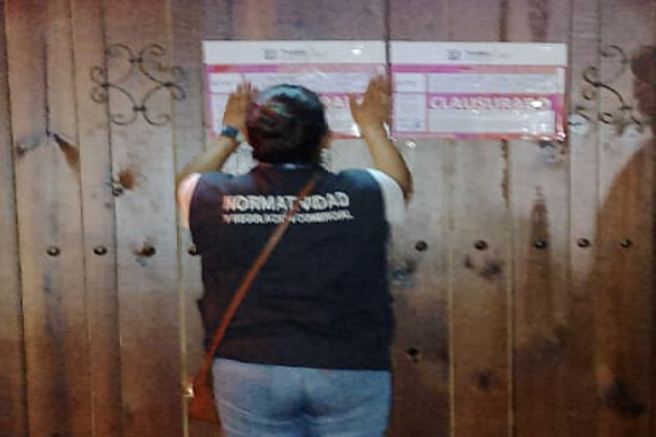 Clausuran 10 bares por venta ilegal de alcohol y cinco talleres mecánicos irregulares en Puebla