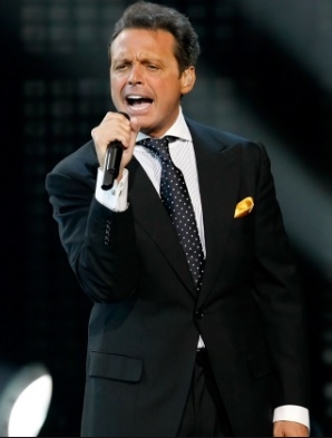 Luis Miguel también llevará la historia de su vida a la televisión