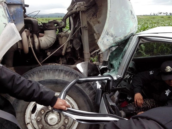Bomberos de San José Chiapa rescatan a 3 personas en un choque