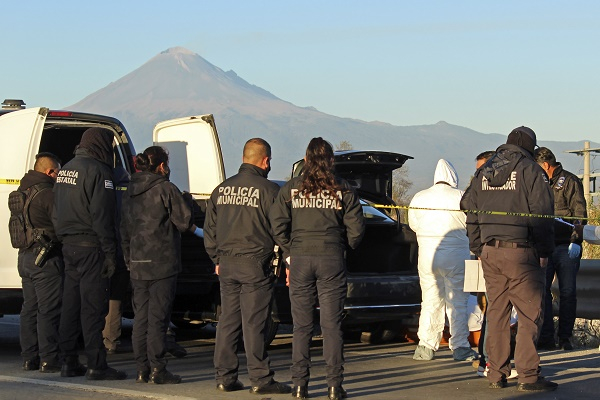 Detienen a pareja con un cadáver encajuelado en el Periférico Ecológico