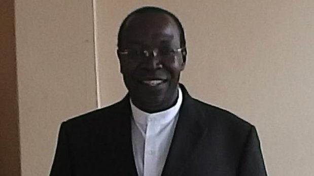 Sacerdote de Uganda, entre los restos en fosas de Iguala