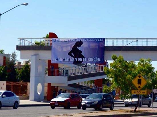 “Las mujeres… cargadas y en el rincón”, dicen con mantas en Sonora