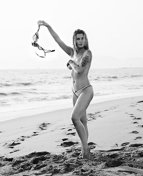 VIDEO: Ireland Baldwin, sexy para la revista Love