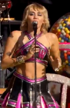 Miley Cyrus también conquista con show previo al Super Bowl LV