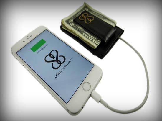 Esta cartera inteligente recarga el celular y evita el dinero perdido